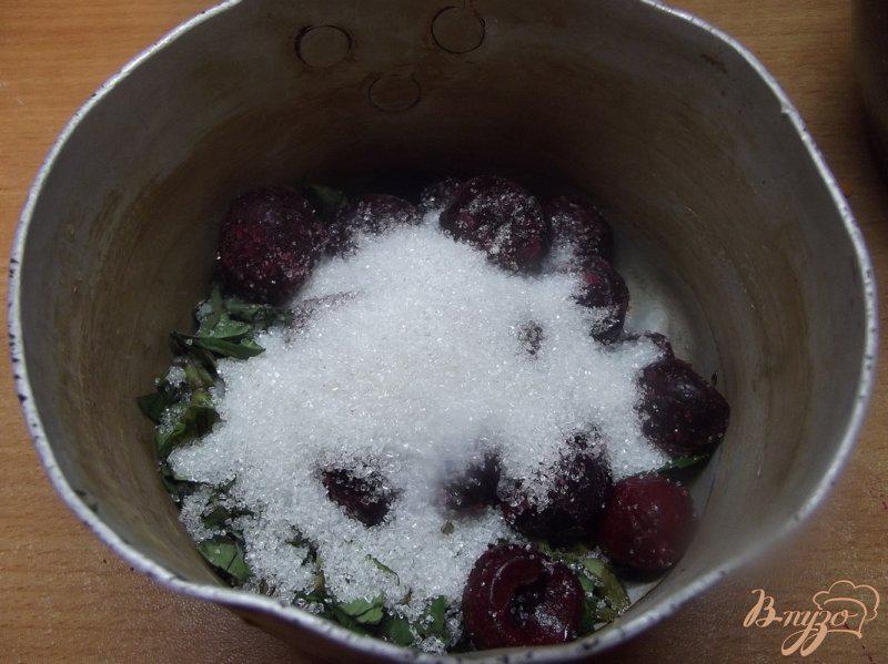 Фото приготовление рецепта: Мятно-вишневый соус для маффинов шаг №3