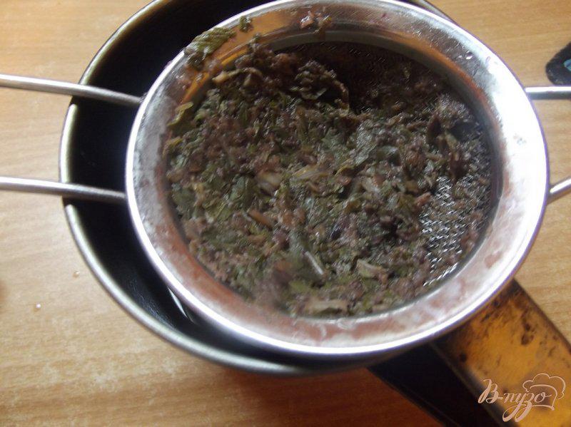Фото приготовление рецепта: Мятно-вишневый соус для маффинов шаг №4
