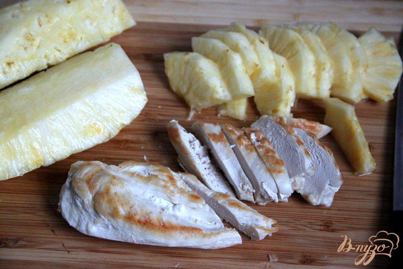 Фото приготовление рецепта: Салат из курицы, ананаса и перца под йогуртовой заправкой шаг №1
