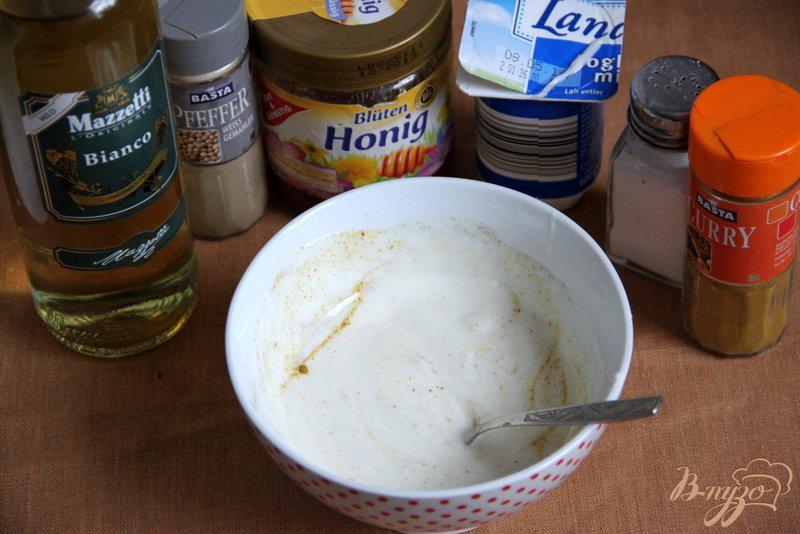 Фото приготовление рецепта: Салат из курицы, ананаса и перца под йогуртовой заправкой шаг №2