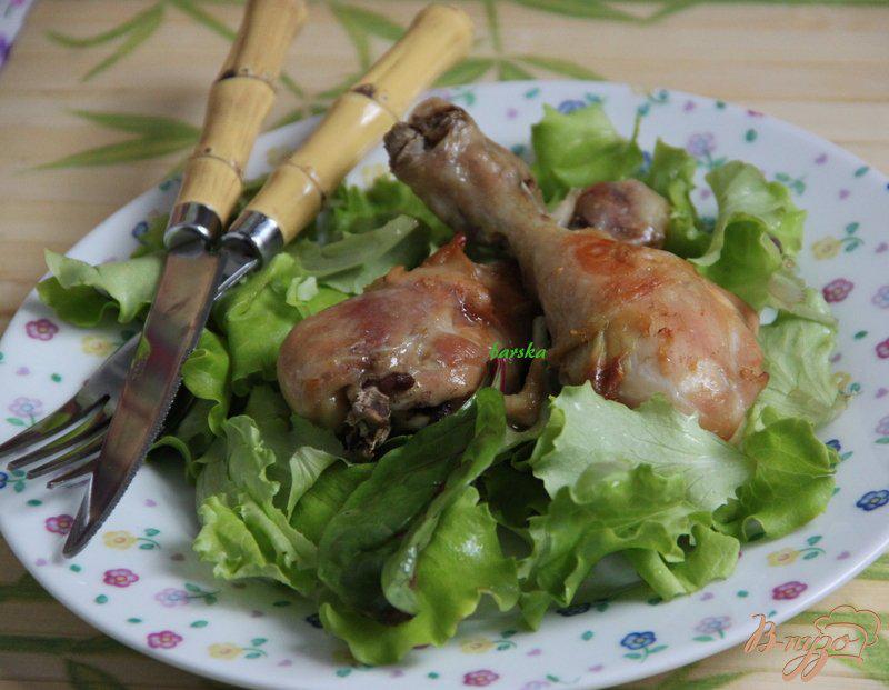 Фото приготовление рецепта: Куриные голени в карамельно-чесночном соусе шаг №5