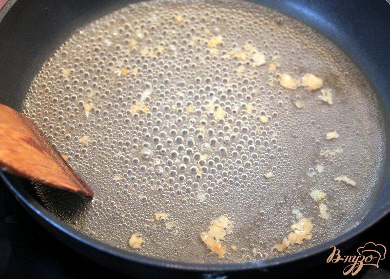 Фото приготовление рецепта: Куриные голени в карамельно-чесночном соусе шаг №2