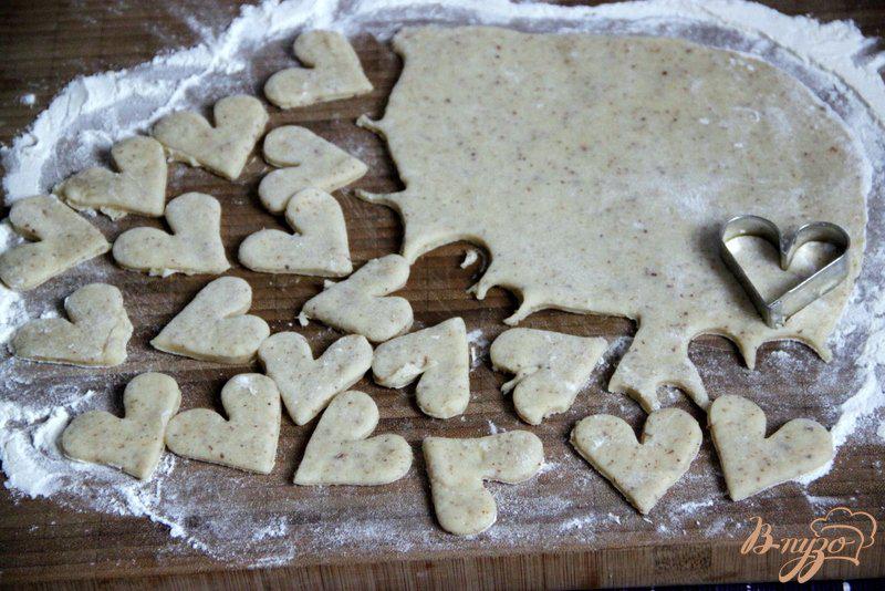 Фото приготовление рецепта: Печенье-крекеры на сыворотке шаг №6