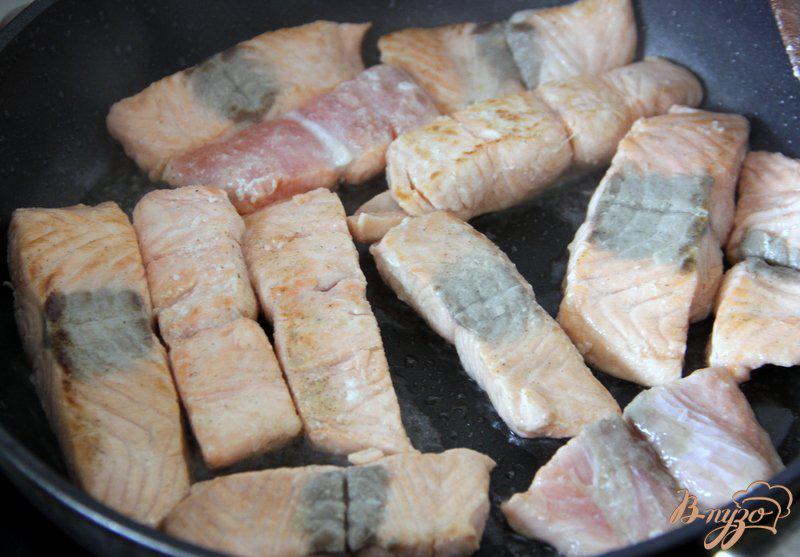 Фото приготовление рецепта: Рыба под соусом мохо/mojo шаг №3