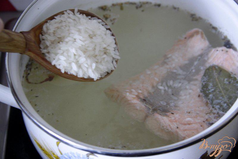 Фото приготовление рецепта: Суп из сёмги и кабачка, с рисом шаг №4