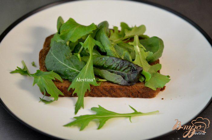Фото приготовление рецепта: Сэндвич с копченным лососем и соусом Айоли шаг №2