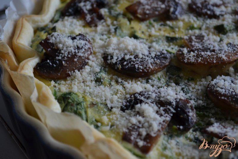 Фото приготовление рецепта: Пирог со шпинатом, рикоттой и грибами шаг №7