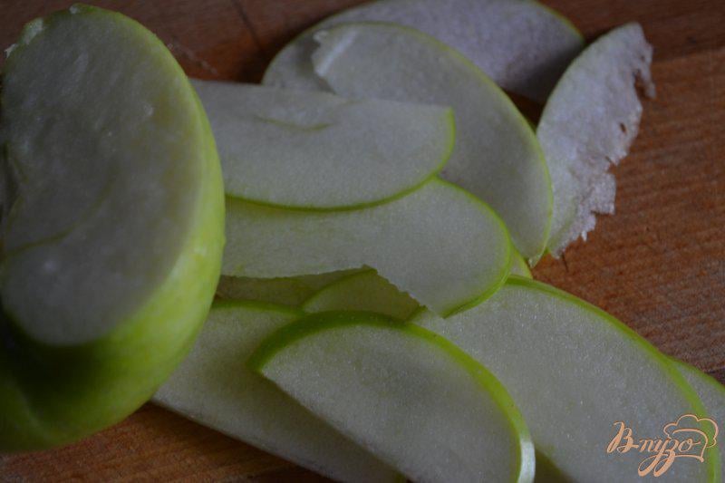Фото приготовление рецепта: Шпинатный салат с ветчиной , яблоком и клубникой шаг №2
