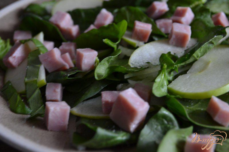 Фото приготовление рецепта: Шпинатный салат с ветчиной , яблоком и клубникой шаг №3