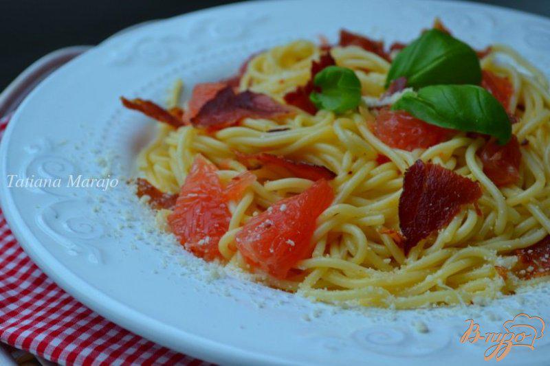 Фото приготовление рецепта: Спагетти с кусочками  ветчины и грейпфрутом шаг №4