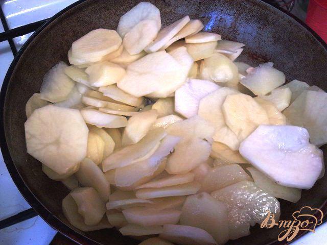 Фото приготовление рецепта: Картофельная запеканка с грибами шаг №4