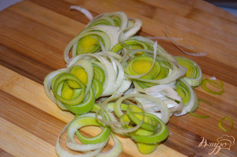 Фото приготовление рецепта: Салат с ветчиной и луком пореем шаг №3