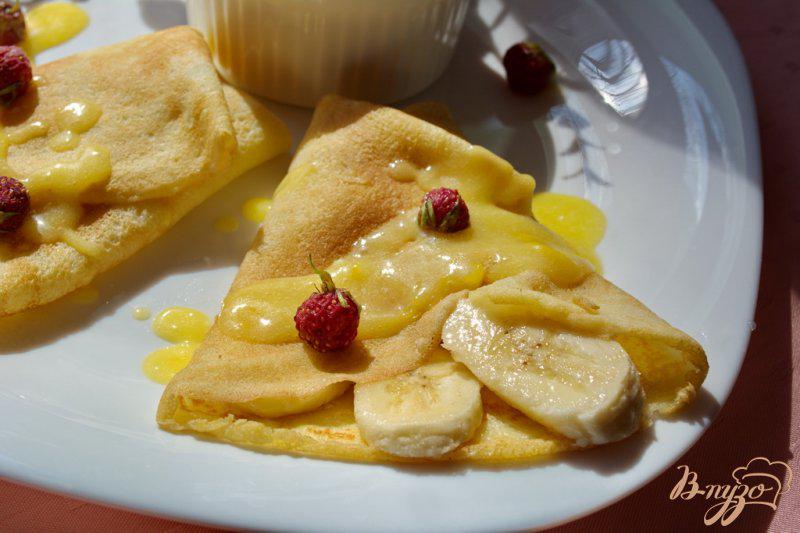Фото приготовление рецепта: Тропические блинчики с фруктами и лимонным курдом шаг №7