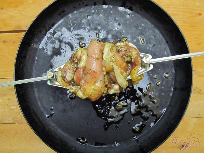 Фото приготовление рецепта: Ароматные  куриные бедра гриль. шаг №5