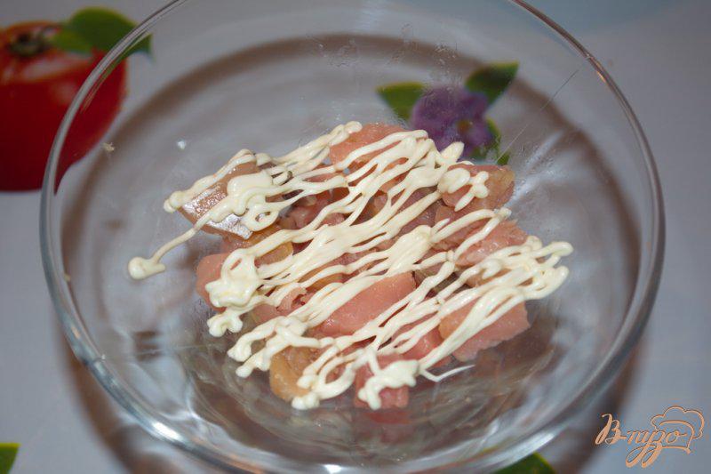 Фото приготовление рецепта: Рыбный салат с горбушей шаг №4