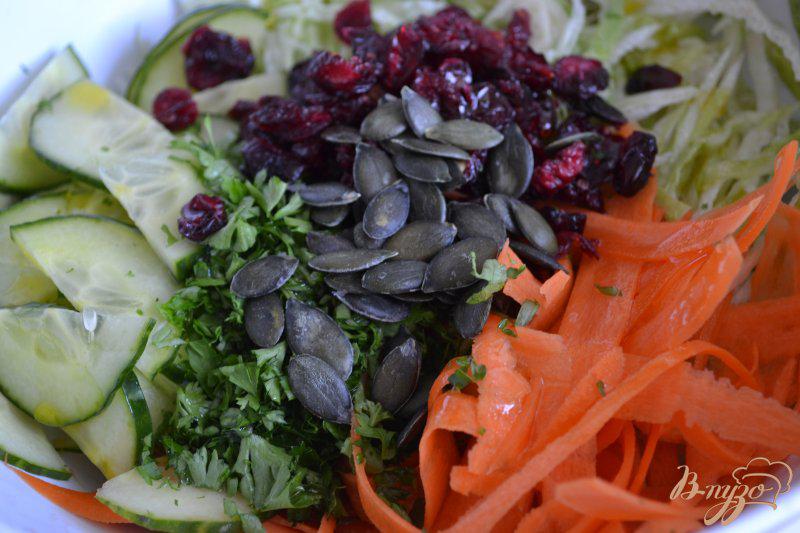 Фото приготовление рецепта: Овощной салат с вяленой клюквой и тыквенными семечками шаг №3