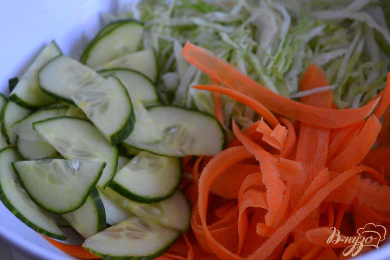 Фото приготовление рецепта: Овощной салат с вяленой клюквой и тыквенными семечками шаг №2