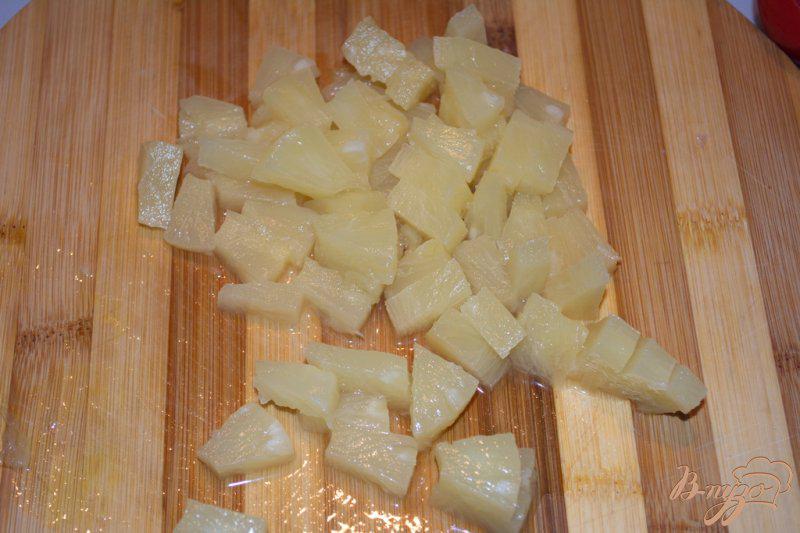 Фото приготовление рецепта: Салат Майский с ананасом и куриным балыком шаг №2