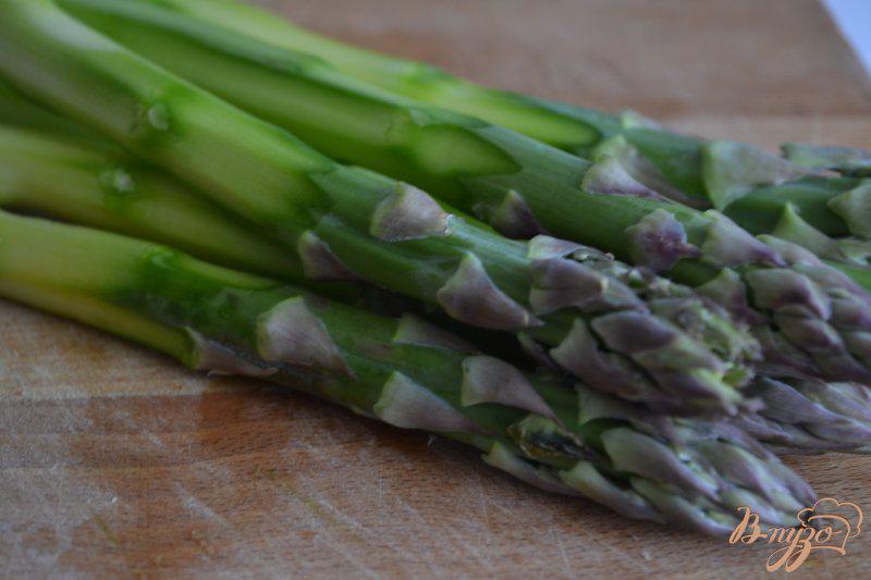 Фото приготовление рецепта: Салат со шпинатом , зеленой спаржей и яйцом шаг №1