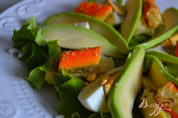 Фото приготовление рецепта: Салат с авокадо , яйцом и крабовыми палочками шаг №6
