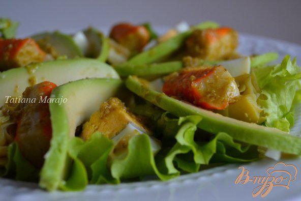 Фото приготовление рецепта: Салат с авокадо , яйцом и крабовыми палочками шаг №7