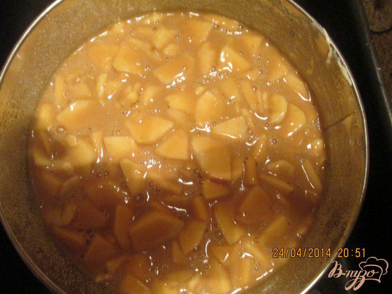 Фото приготовление рецепта: Пирог с яблоками шаг №4
