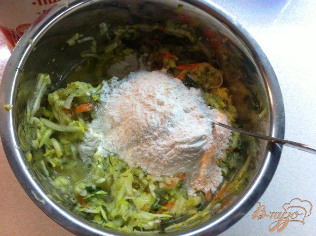 Фото приготовление рецепта: Оладьи из кабачка с морковью шаг №6