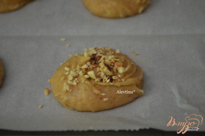 Фото приготовление рецепта: Печенье с орешками шаг №3
