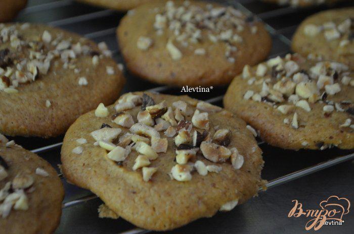Фото приготовление рецепта: Печенье с орешками шаг №4