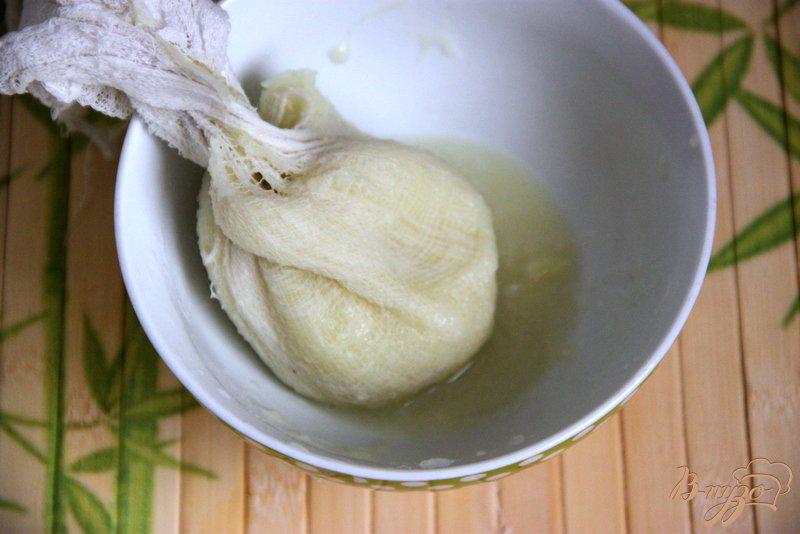 Фото приготовление рецепта: Свинина, запечённая в луково-соевом соусе шаг №2