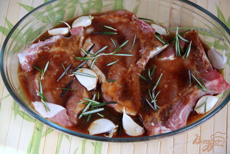 Фото приготовление рецепта: Свинина, запечённая в луково-соевом соусе шаг №5
