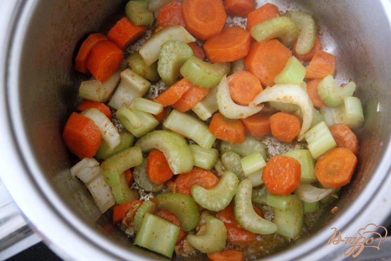 Фото приготовление рецепта: Суп с авокадо и креветками шаг №4