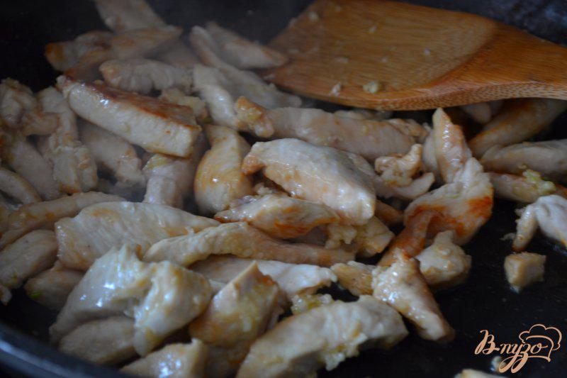 Фото приготовление рецепта: Куриные кусочки со шпинатом «А ля крем» шаг №3