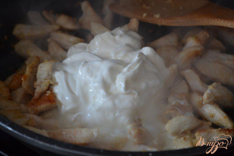 Фото приготовление рецепта: Куриные кусочки со шпинатом «А ля крем» шаг №4