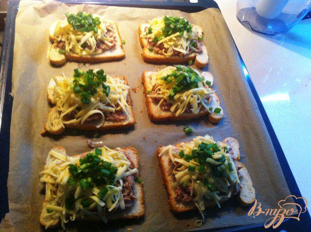 Фото приготовление рецепта: Горячие бутерброды с тунцом шаг №7