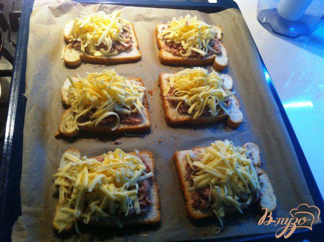 Фото приготовление рецепта: Горячие бутерброды с тунцом шаг №6