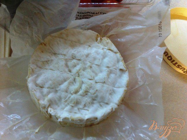 Фото приготовление рецепта: Пирог с сыром камамбер и черри шаг №2