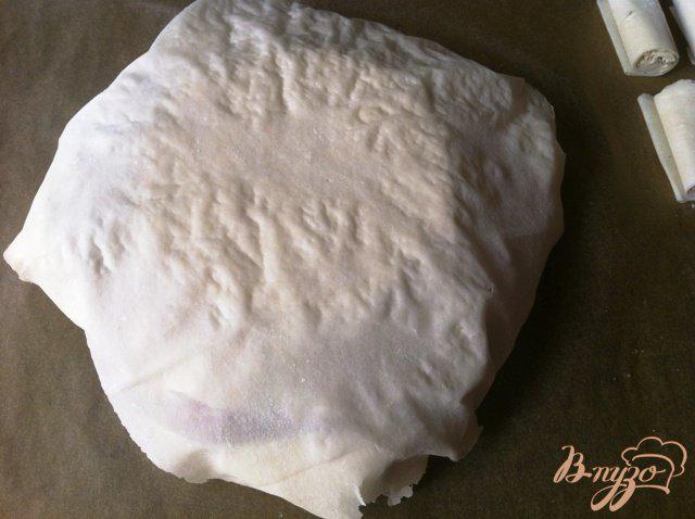 Фото приготовление рецепта: Пирог с сыром камамбер и черри шаг №5