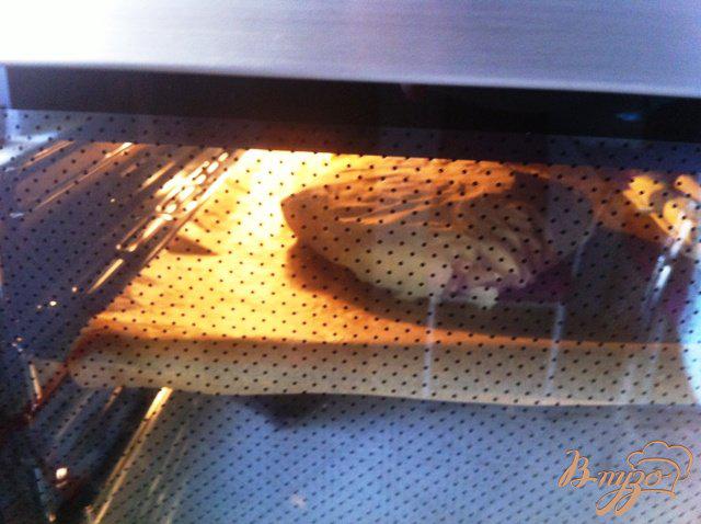 Фото приготовление рецепта: Пирог с сыром камамбер и черри шаг №6