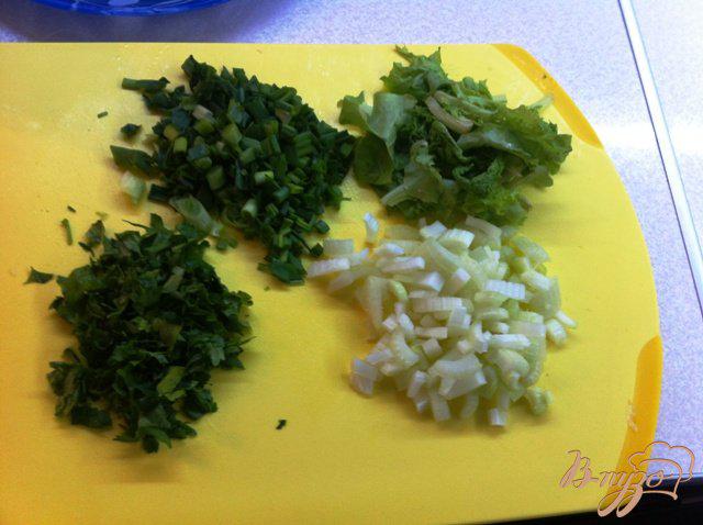 Фото приготовление рецепта: Салат овощной с курицей и ананасом шаг №6