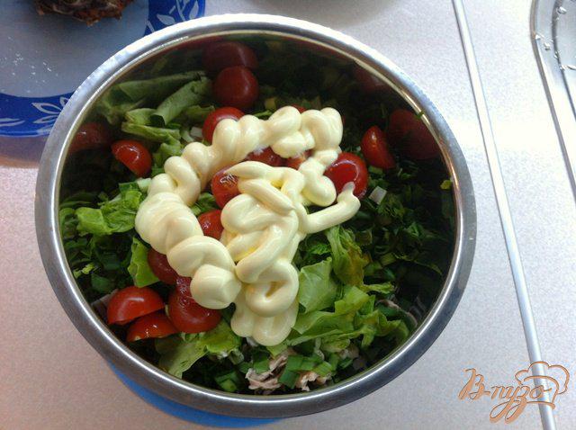 Фото приготовление рецепта: Салат овощной с курицей и ананасом шаг №11
