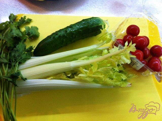 Фото приготовление рецепта: Салат овощной с курицей и ананасом шаг №3