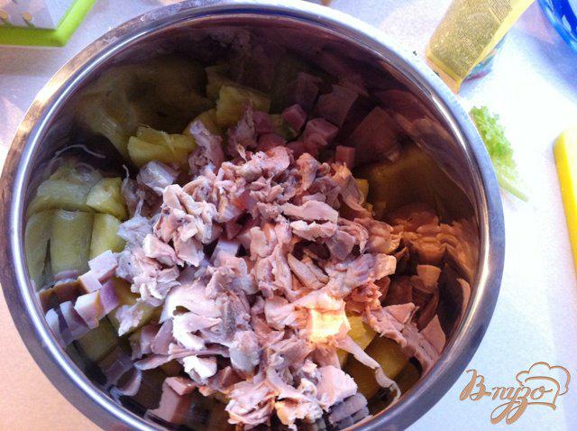 Фото приготовление рецепта: Салат овощной с курицей и ананасом шаг №9