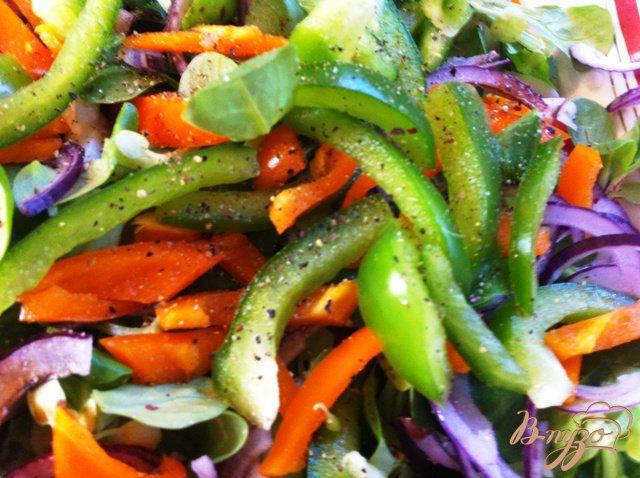 Фото приготовление рецепта: Салат овощной с кальмарами шаг №9