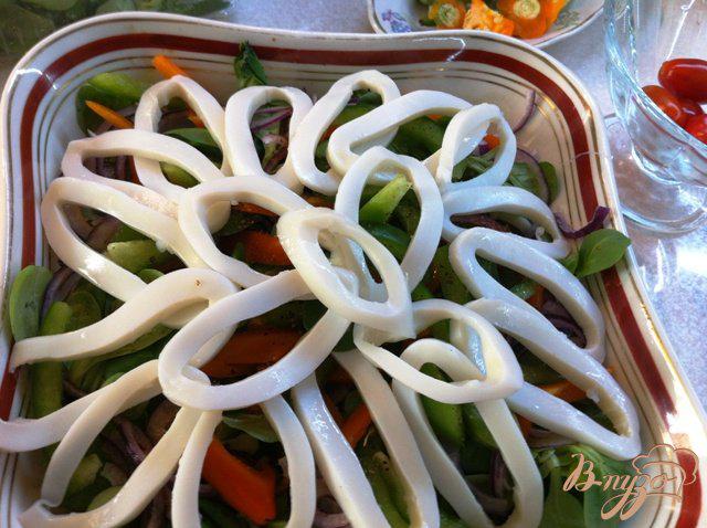Фото приготовление рецепта: Салат овощной с кальмарами шаг №10