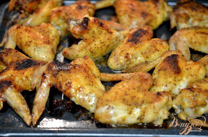 Фото приготовление рецепта: Куриные крылышки с медово-хреновой горчичной глазурью шаг №3