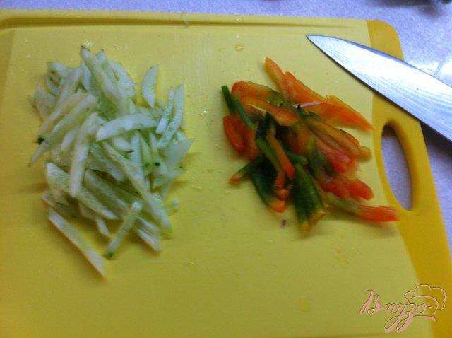 Фото приготовление рецепта: Салат с копченой колбасой шаг №3