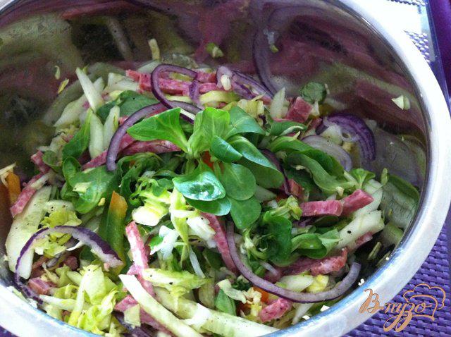 Фото приготовление рецепта: Салат с копченой колбасой шаг №8