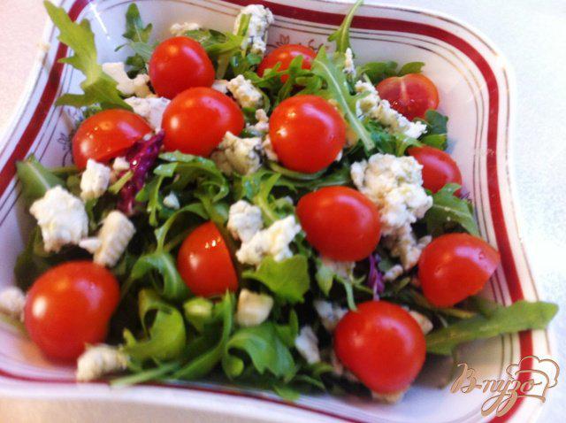 Фото приготовление рецепта: Овощной салат с голубым сыром шаг №5
