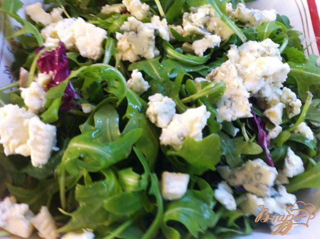 Фото приготовление рецепта: Овощной салат с голубым сыром шаг №4